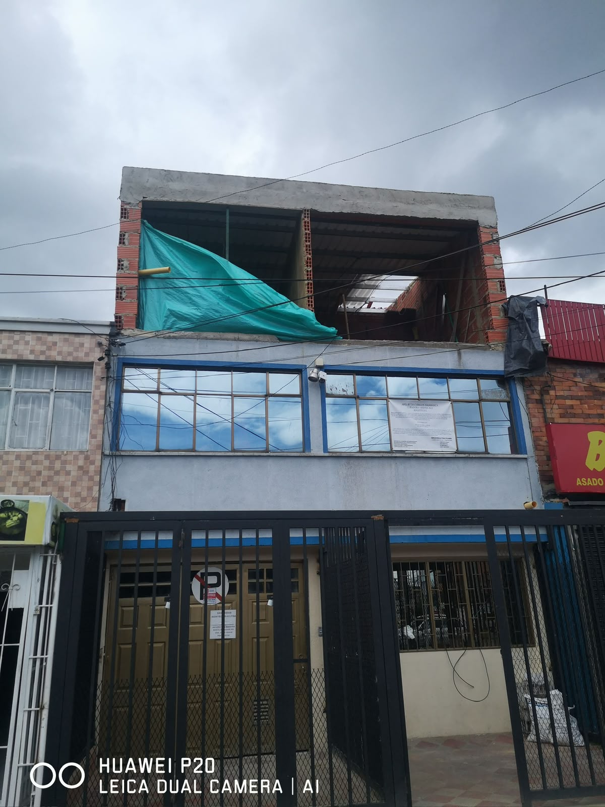 Ventanería de fachada en edificio en obra