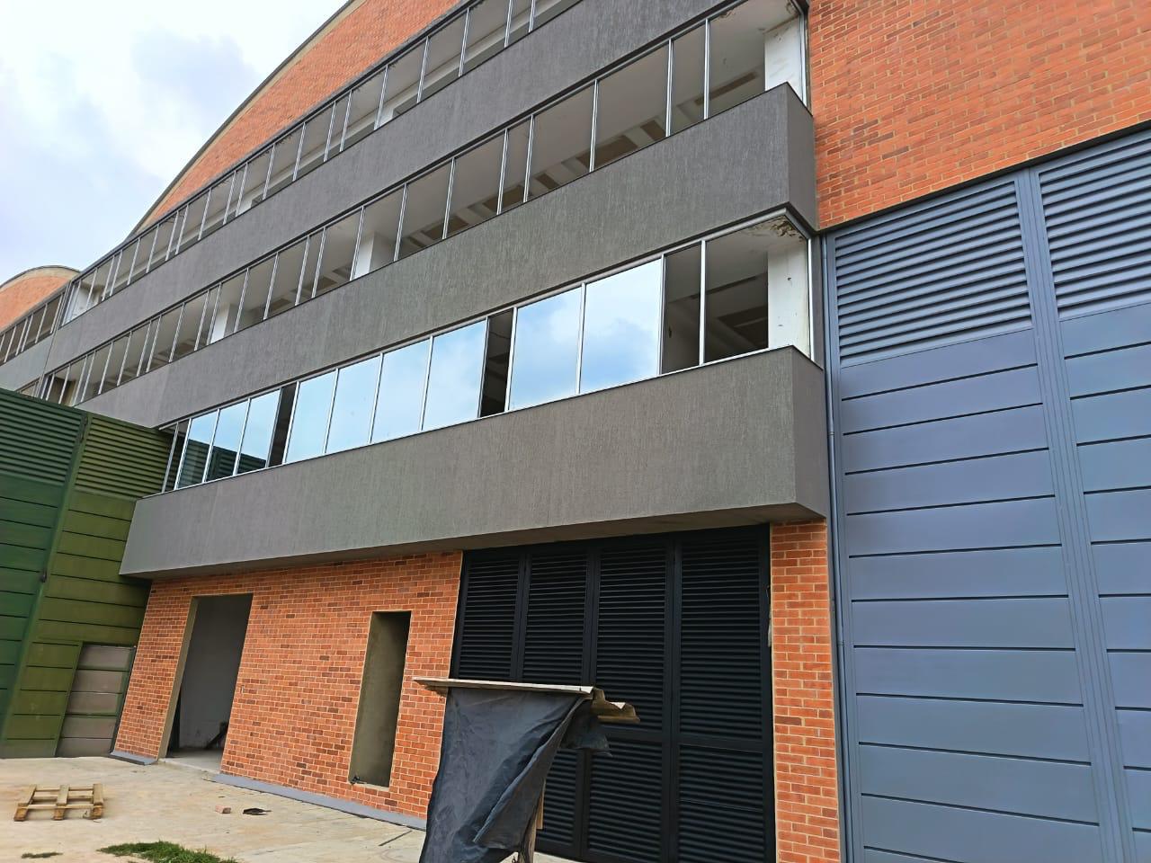 Ventanería en aluminio para edificio industrial