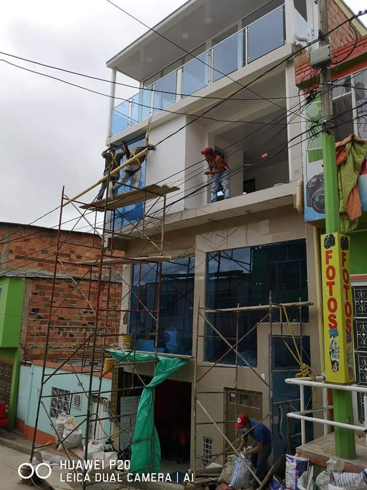 Edificio en obra con fachada en vidrio