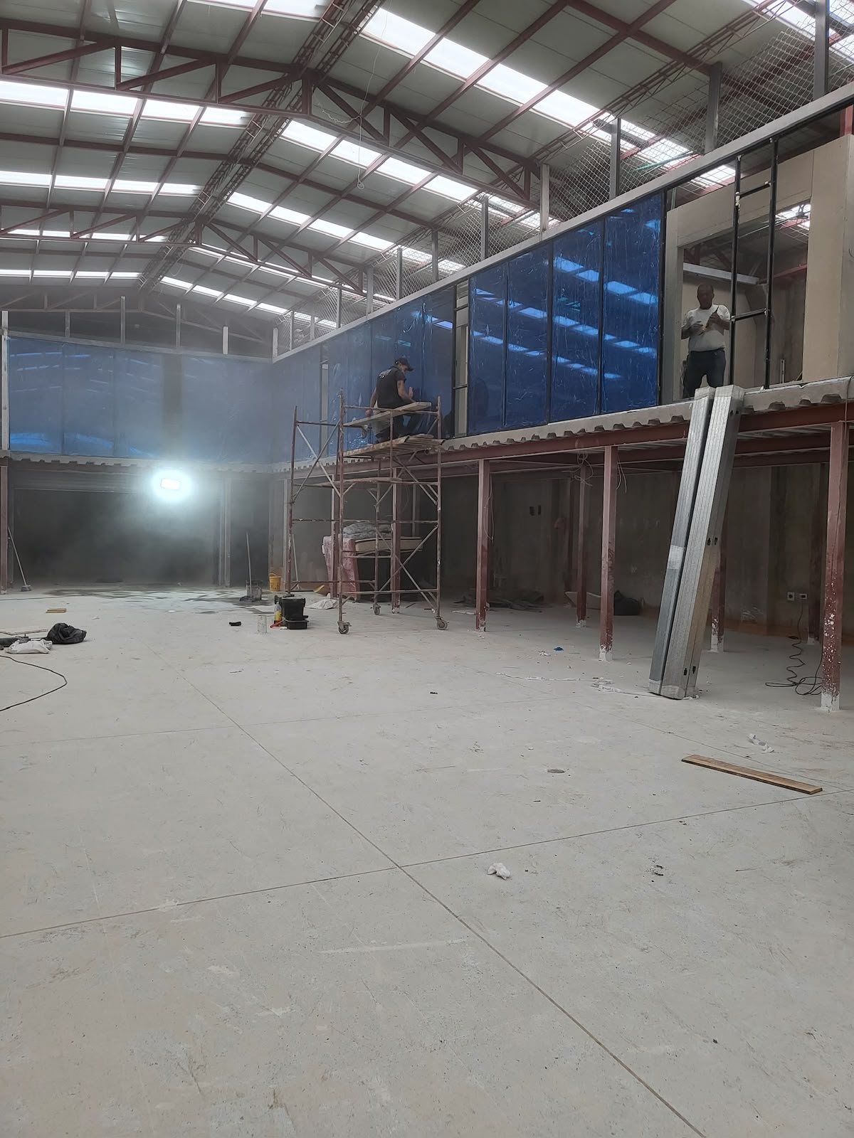 Construcción de oficinas en bodega industrial
